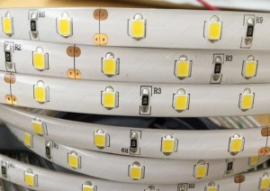 TAŚMA 60 LED SMD 2835  BIAŁA CIEPŁA 1M IP65