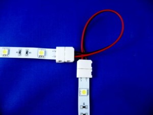 ZŁĄCZKA KĄTOWA PODWÓJNA Z KABELKIEM DO TAŚMY  LED 10mm 5050